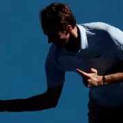 Australian Open: Daniil Medvedev ardi� de furia y rompi� una c�mara con su raqueta