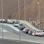 Quejas por demoras de argentinos que ingresan a Chile: "Estamos tirados 10 horas"