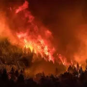 La batalla en Nahuel Huapi: entre el alivio de la lluvia y el peligro del viento