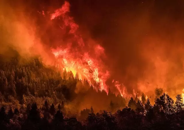La batalla en Nahuel Huapi: entre el alivio de la lluvia y el peligro del viento