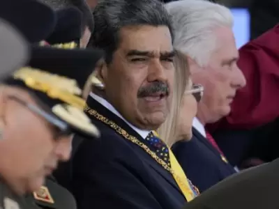 El reelegido mandatario se las agarr� ahora con tres embajadas del viejo continente.