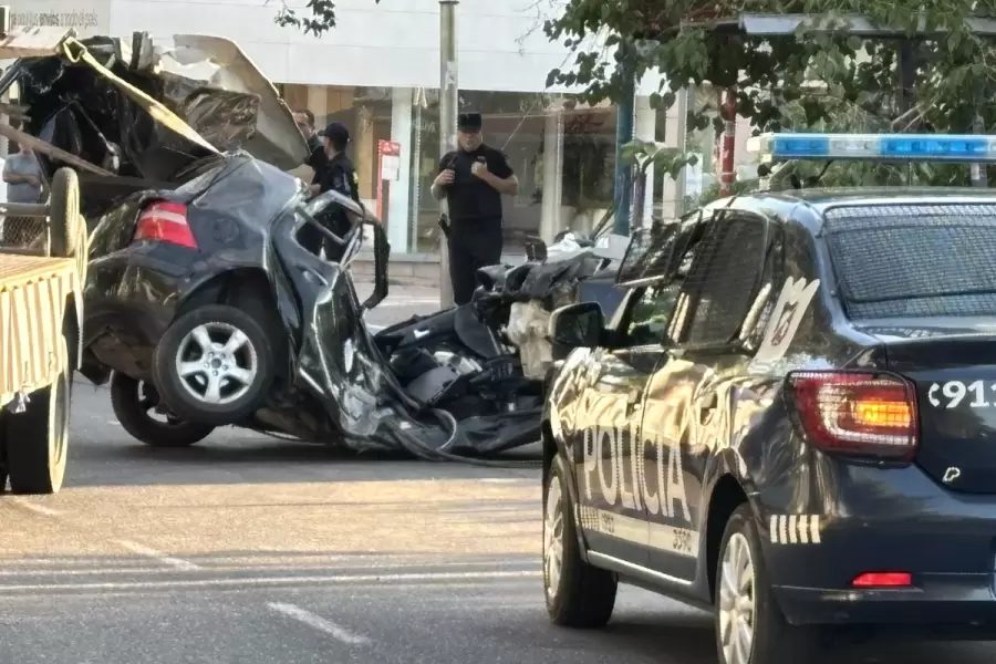 Así quedó el auto que chocó contra un árbol en Godoy Cruz.