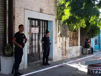 La Polic�a en el domicilio de la v�ctima. (Foto: El Diario de Hoy)