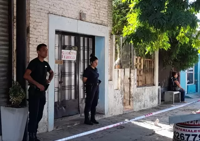 La Polic�a en el domicilio de la v�ctima. (Foto: El Diario de Hoy)