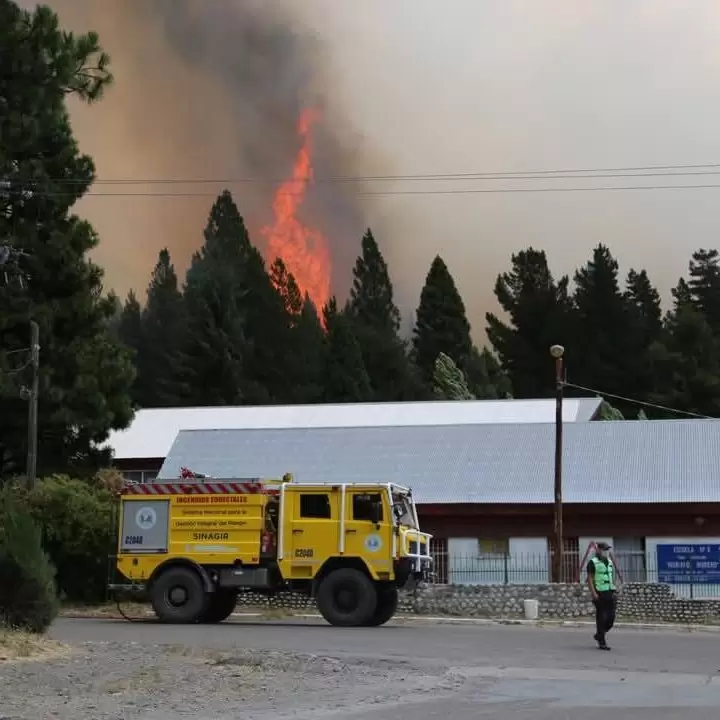 El incendio arras� viviendas y una escuela. (Foto: elcomodorense)