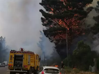 Las autoridades confirmaron que el fuego alcanz� el edificio de la escuela N� 9, y destruy� al menos cuatro viviendas.