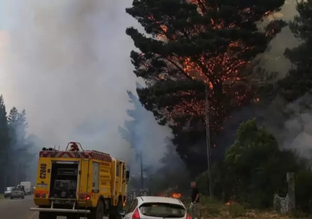 Las autoridades confirmaron que el fuego alcanz� el edificio de la escuela N� 9, y destruy� al menos cuatro viviendas.