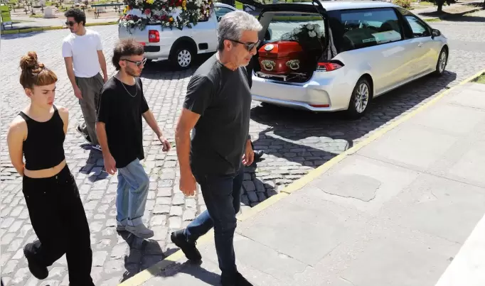 Ricardo Darín en el entierro de su hermana Alejandra.