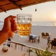 Un turista argentino fue multado por beber cerveza en una playa chilena