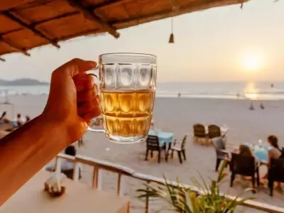 Un turista argentino fue multado por beber cerveza en una playa chilena