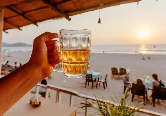 Un turista argentino fue multado por beber cerveza en una playa chilena