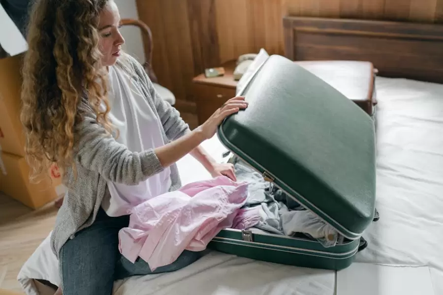 Fotos de stock gratuitas de adentro, adulto joven, apartamento