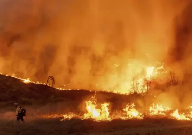 Pese a descender la fuerza de las r�fagas de fuego, la situaci�n de los habitantes de Los �ngeles sigue siendo desesperante.