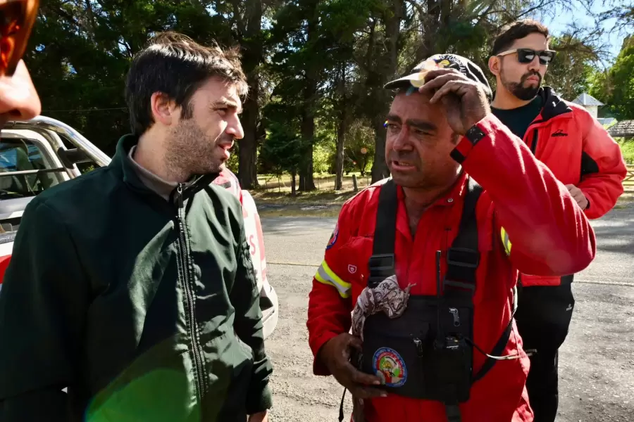 El gobernador reconoció la incansable tarea de los 300 personas abocadas a la lucha contra el fuego,
