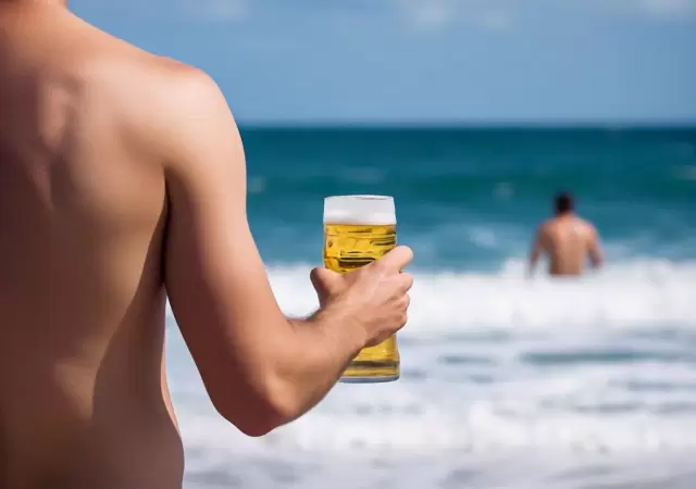Tendr� que pagar una multa por tomar cerveza en la playa.