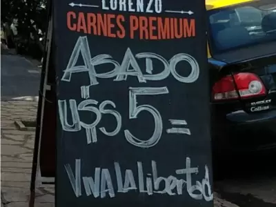 En 2023, un carnicero puso los precios en d�lares en Buenos Aires