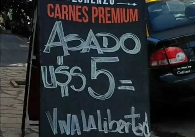 En 2023, un carnicero puso los precios en d�lares en Buenos Aires