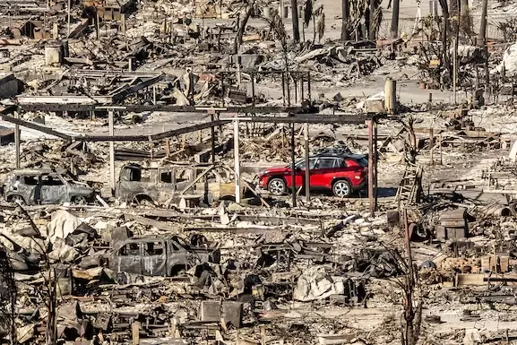 Veh�culos destruidos por el incendio de Pacific Palisades Bowl Mobile Estates.