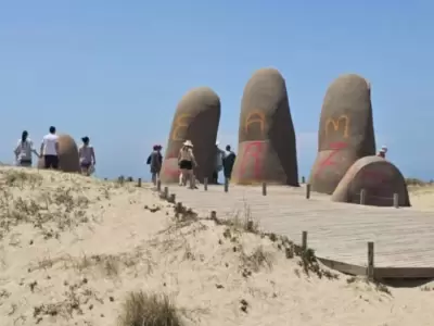 Los Dedos vandalizados /