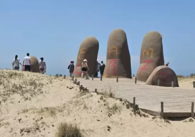 Los Dedos vandalizados /
