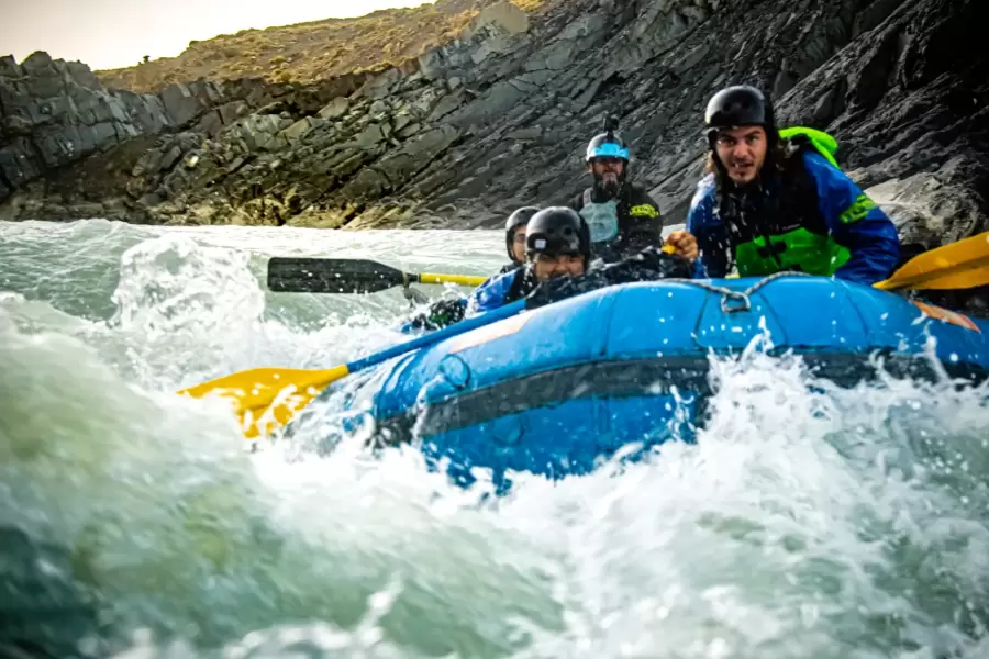 Muchos turistas practican rafting en la zona de El Chalten