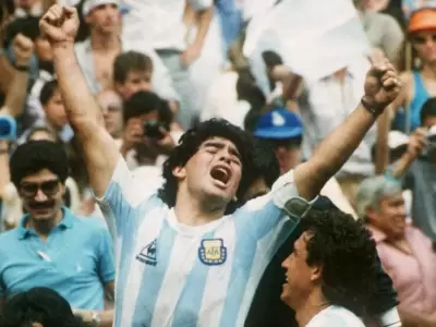 Maradona luciendo la ic�nica vestimenta del 86.