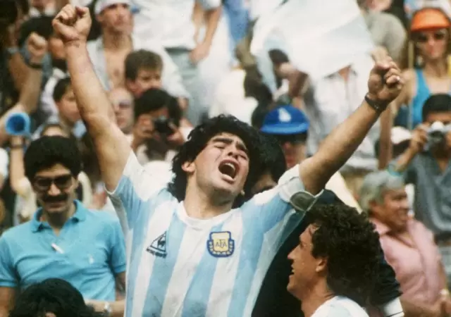Maradona luciendo la ic�nica vestimenta del 86.