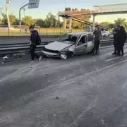 Conductor ebrio desató caos en un puente: cayó al Acceso Este y provocó un choque