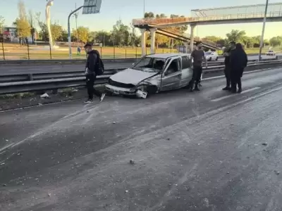 Conductor ebrio desat� caos en un puente: cay� al Acceso Este y provoc� un choque
