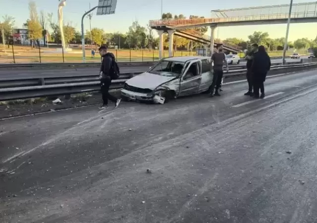 Conductor ebrio desat� caos en un puente: cay� al Acceso Este y provoc� un choque