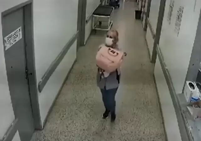 La mujer al momento de robarse una beb� en Paraguay