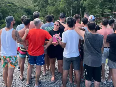 Bel�n junto a un grupo de hombres en el campamento de solteros.