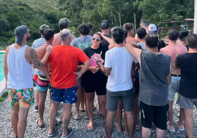 Bel�n junto a un grupo de hombres en el campamento de solteros.