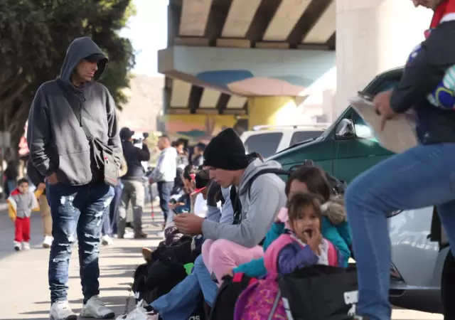 Migrantes esperan despu�s de la cancelaci�n del programa CBP One.