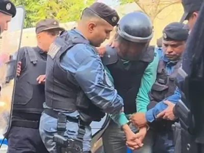 Uno de los acusados en el momento de ser detenido por la Polic�a.