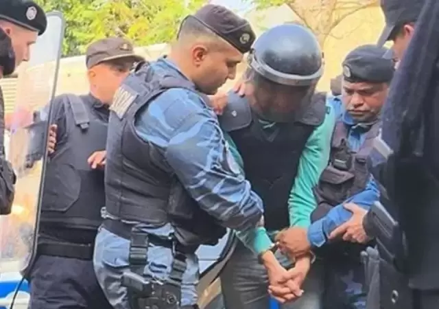Uno de los acusados en el momento de ser detenido por la Polic�a.