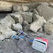 �De milagro! Fueron al mar y rocas gigantes aplastaron sus sillas y la heladerita