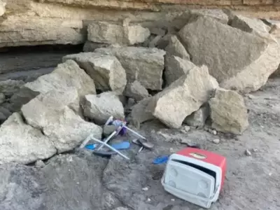 Las pertenencias de los turistas aplastadas por las rocas.