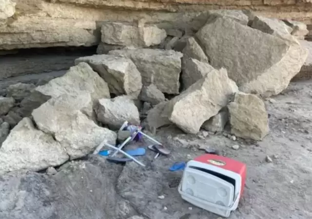 Las pertenencias de los turistas aplastadas por las rocas.