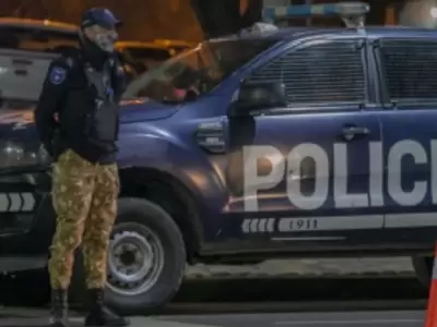 Consigna policial dispuesta en el frente de la vivienda donde ocurri� la tragedia en la que un adolescente mat� a un amigo de un disparo en el pecho.