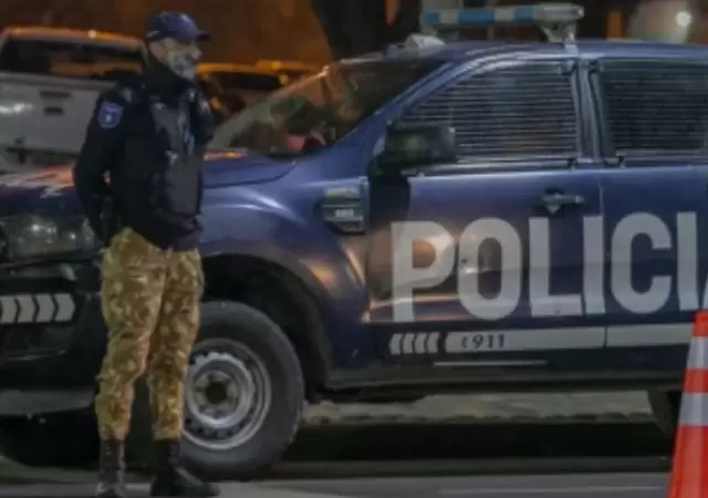 Consigna policial dispuesta en el frente de la vivienda donde ocurri� la tragedia en la que un adolescente mat� a un amigo de un disparo en el pecho.