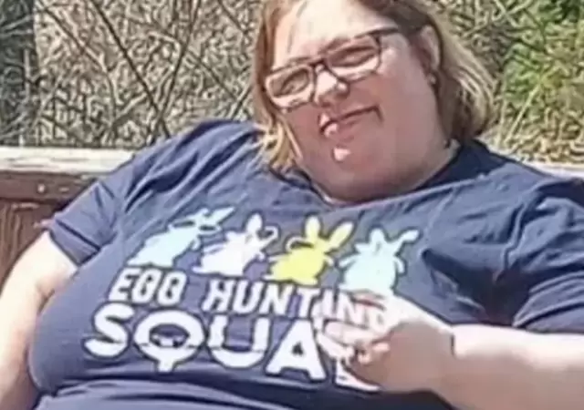 La mujer pesa alrededor de 154 kilos.