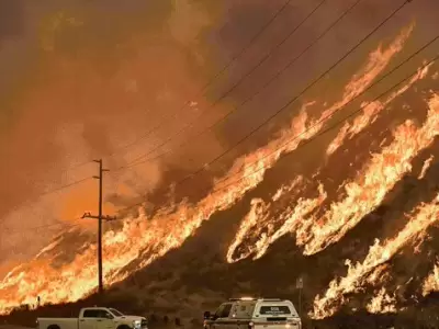 Las laderas de las colinas de Castaic est�n atravesadas por senderos de fuego dif�ciles de apagar.
