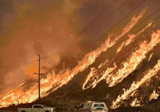 Las laderas de las colinas de Castaic est�n atravesadas por senderos de fuego dif�ciles de apagar.