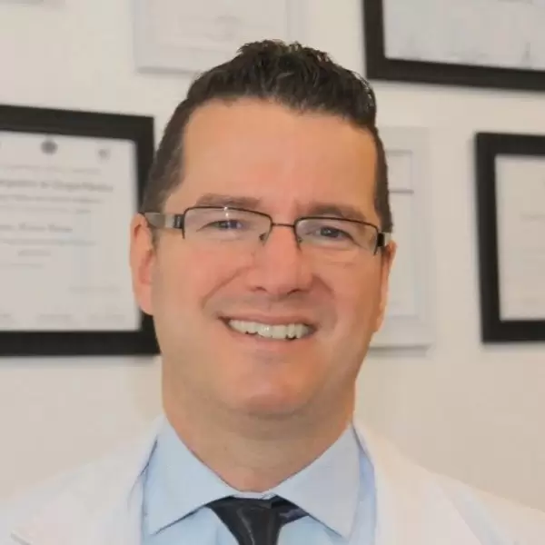 Cirujano pl�stico facial, Luciano Catterino.