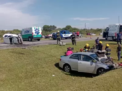 El escenario del accidente, con los autos protagonistas del choque. (Foto: gentileza La Voz)