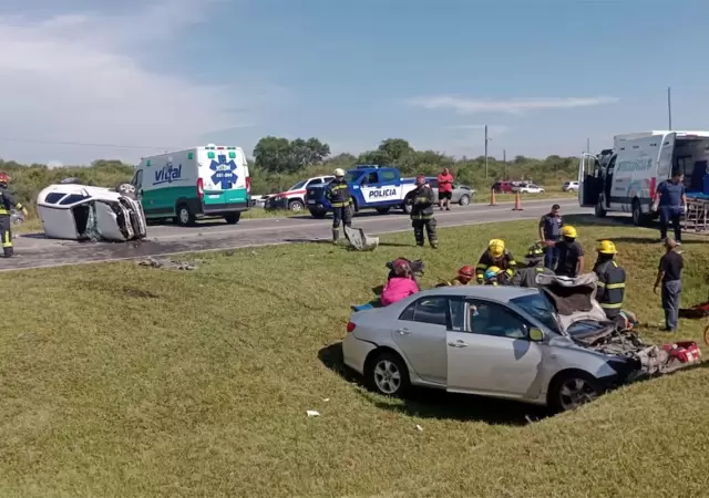 El escenario del accidente, con los autos protagonistas del choque. (Foto: gentileza La Voz)