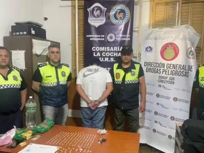 Entr� a la comisar�a con un "delivery" particular y lo detuvieron