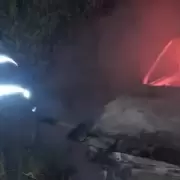 Un auto se incendi� por completo y su due�o sufri� graves quemaduras