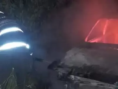 Un auto se incendi� por completo y su due�o sufri� graves quemaduras